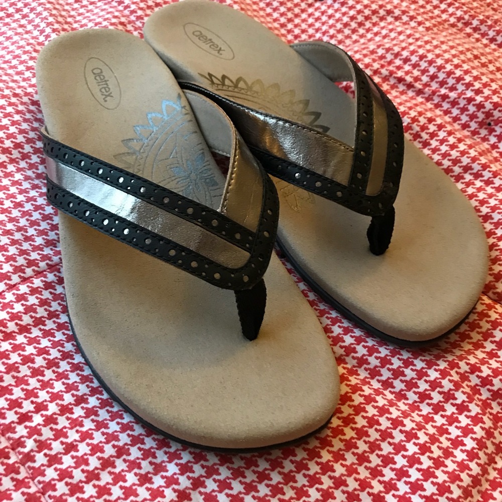 Aetrex Kim Chop Out Thong - Brass and Black